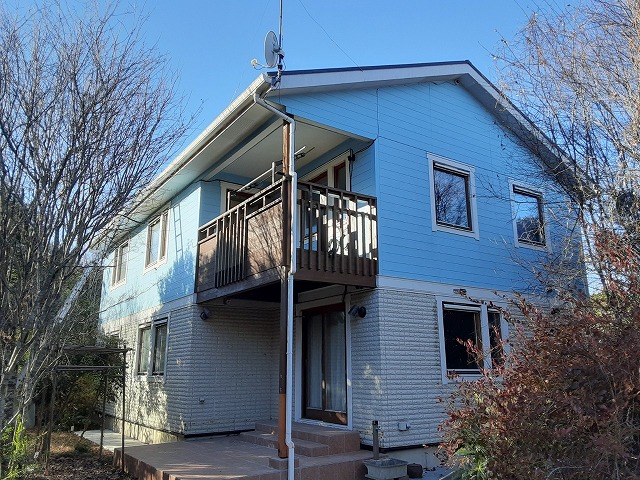 水色外壁の二階建て住宅